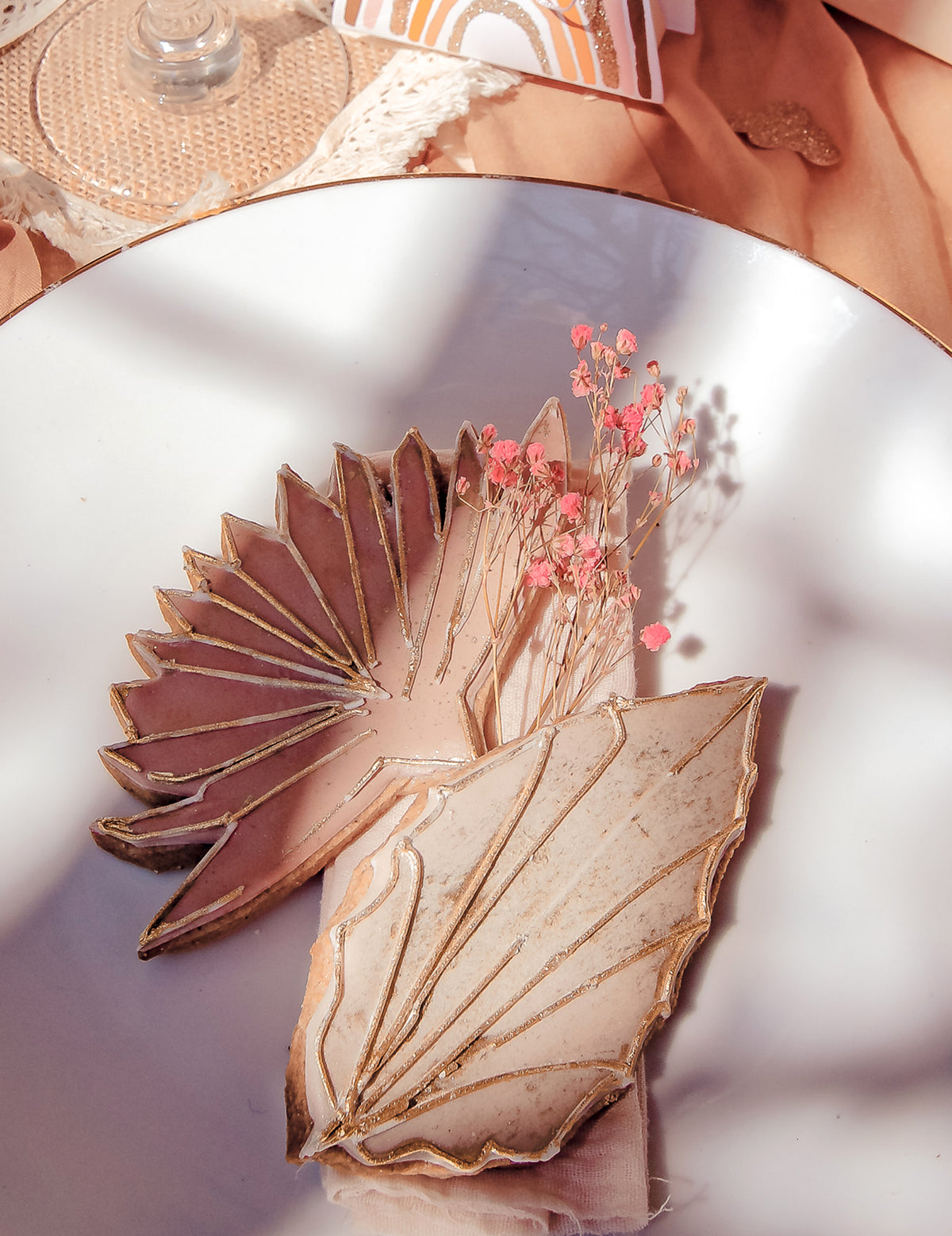 Mise en scène sur une assiette du bouquet de gypsophiles séchées pour décoration rose