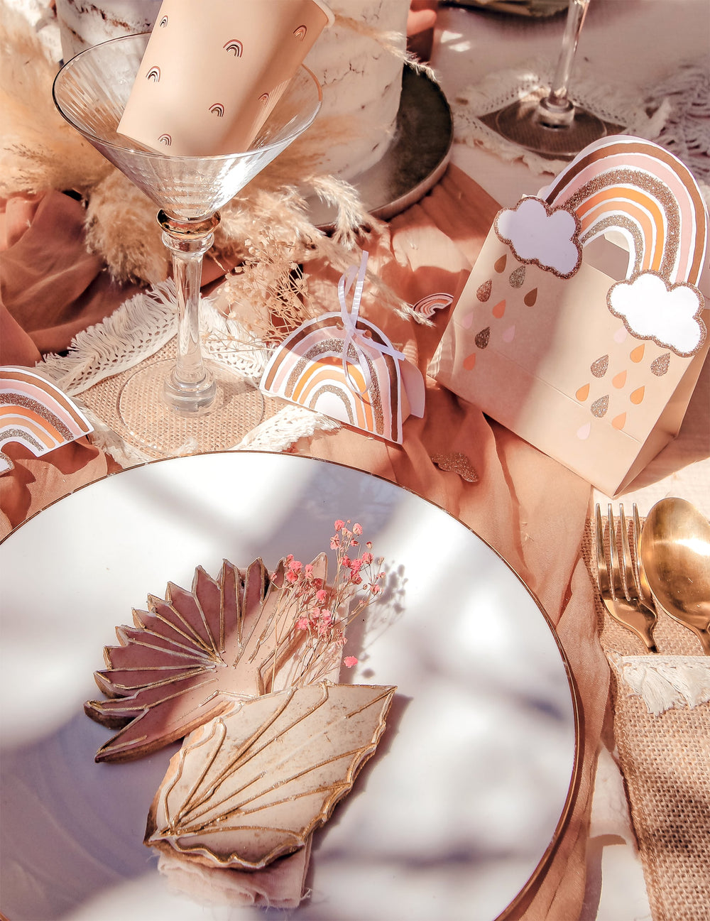 Mise en scène sur une table de fête du bouquet de gypsophiles séchées pour décoration rose