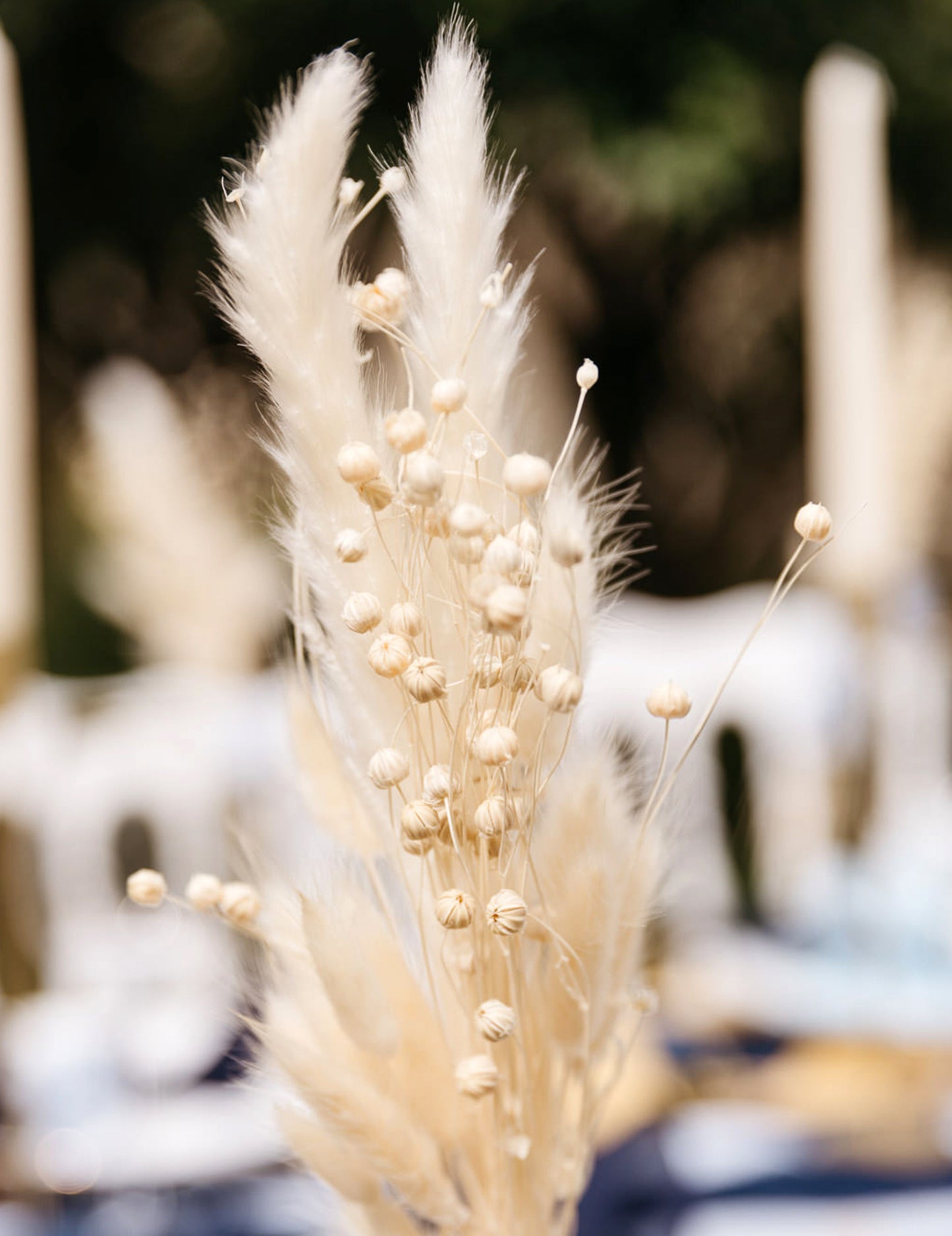 Gros plan sur les fleurs du bouquet de lin séché bohème