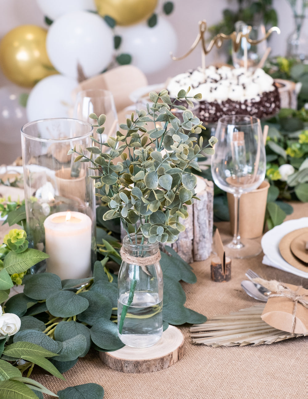 Mise en scène sur une table du bouquet de feuilles d'eucalyptus végétal pour décoration