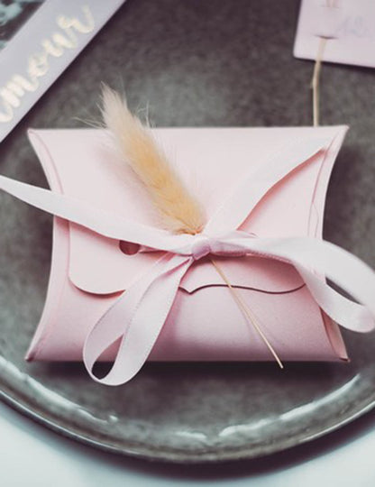 Utilisation sur une boîte cadeau du bouquet lagurus plumeaux décoration mariage