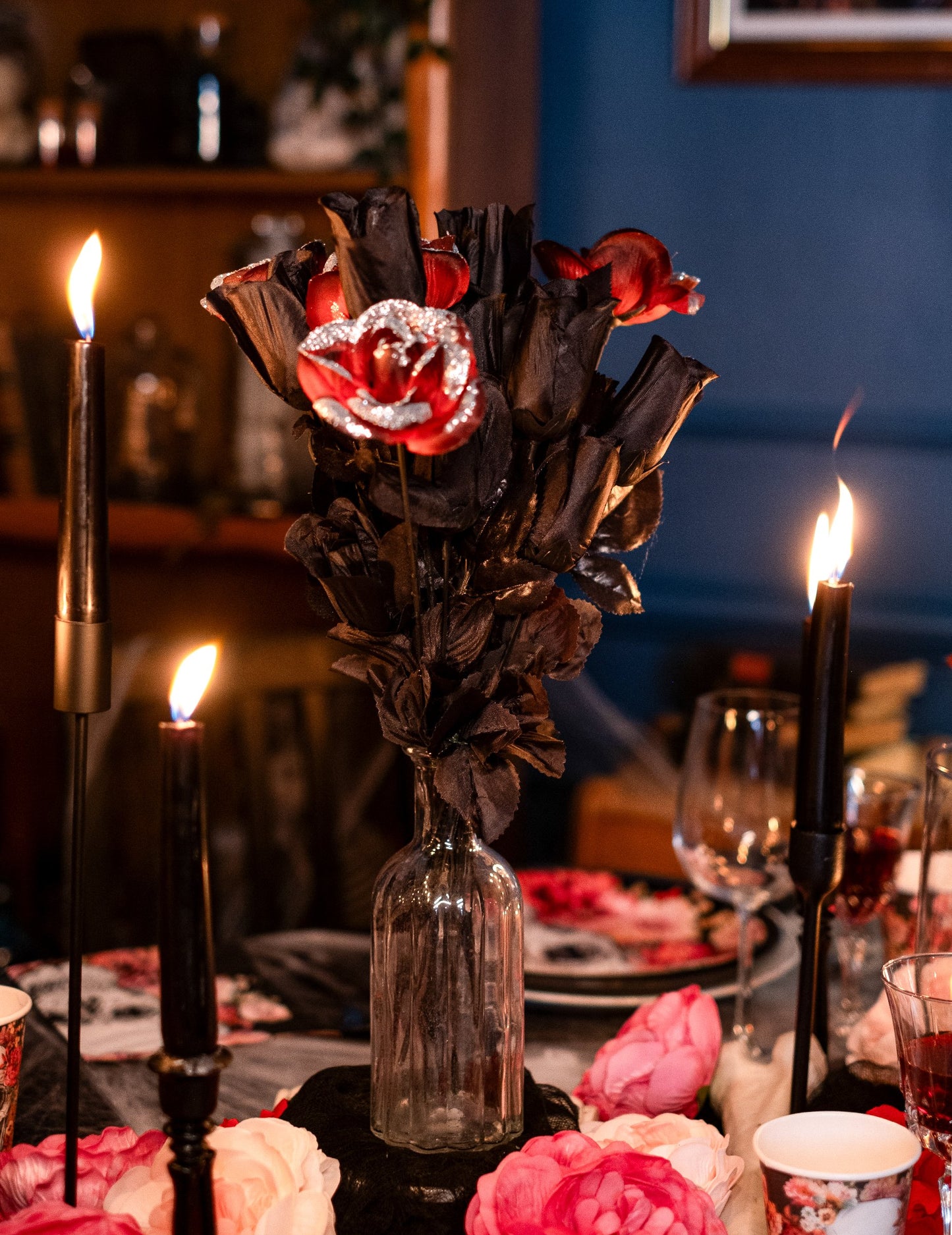 Aranjament pe o masă de sărbătoare cu buchetul de trandafiri negri