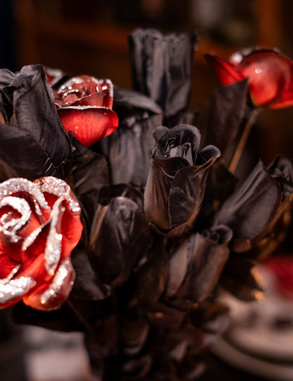 Prim-plan pe petalele strălucitoare ale buchetului de trandafiri negri