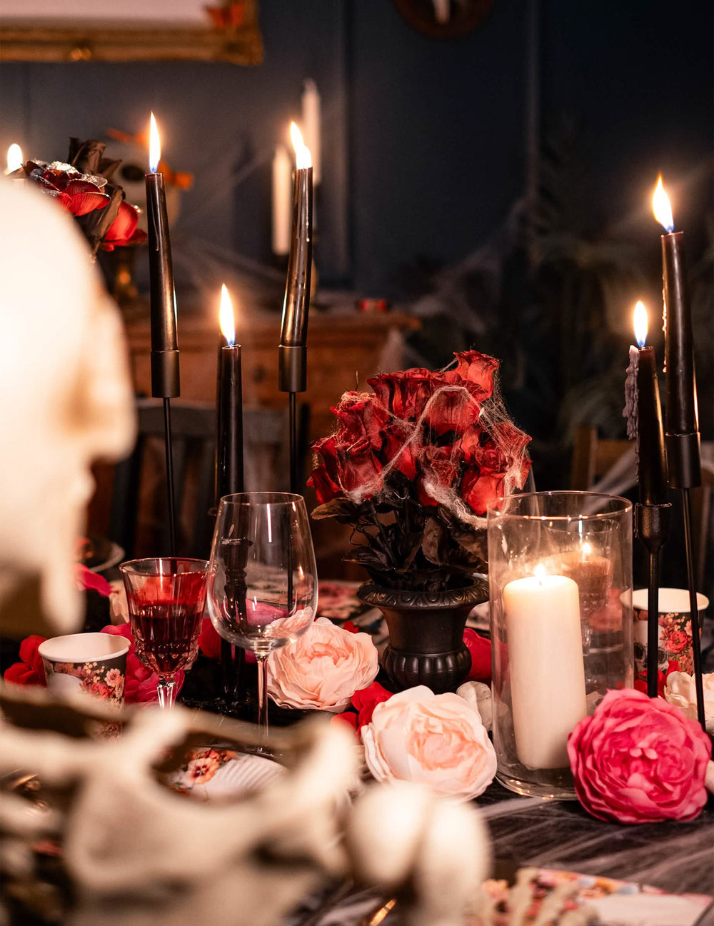 Aranjarea buchetului de trandafiri roșii halloween pentru decor cu pânză de păianjen