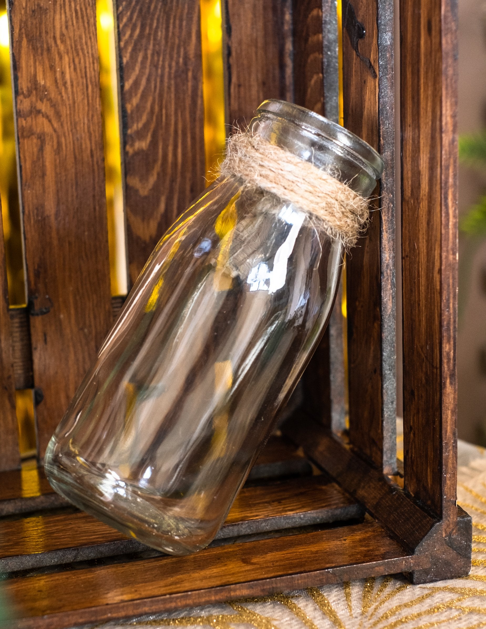 Prezentare rustică într-o cutie din lemn a sticlei candy bar din sticlă