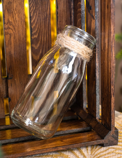 Prezentare rustică într-o cutie din lemn a sticlei candy bar din sticlă