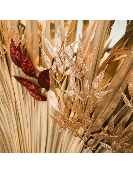 Gros plan sur les feuilles de la branche feuilles fines pour décoration paillettes cuivre