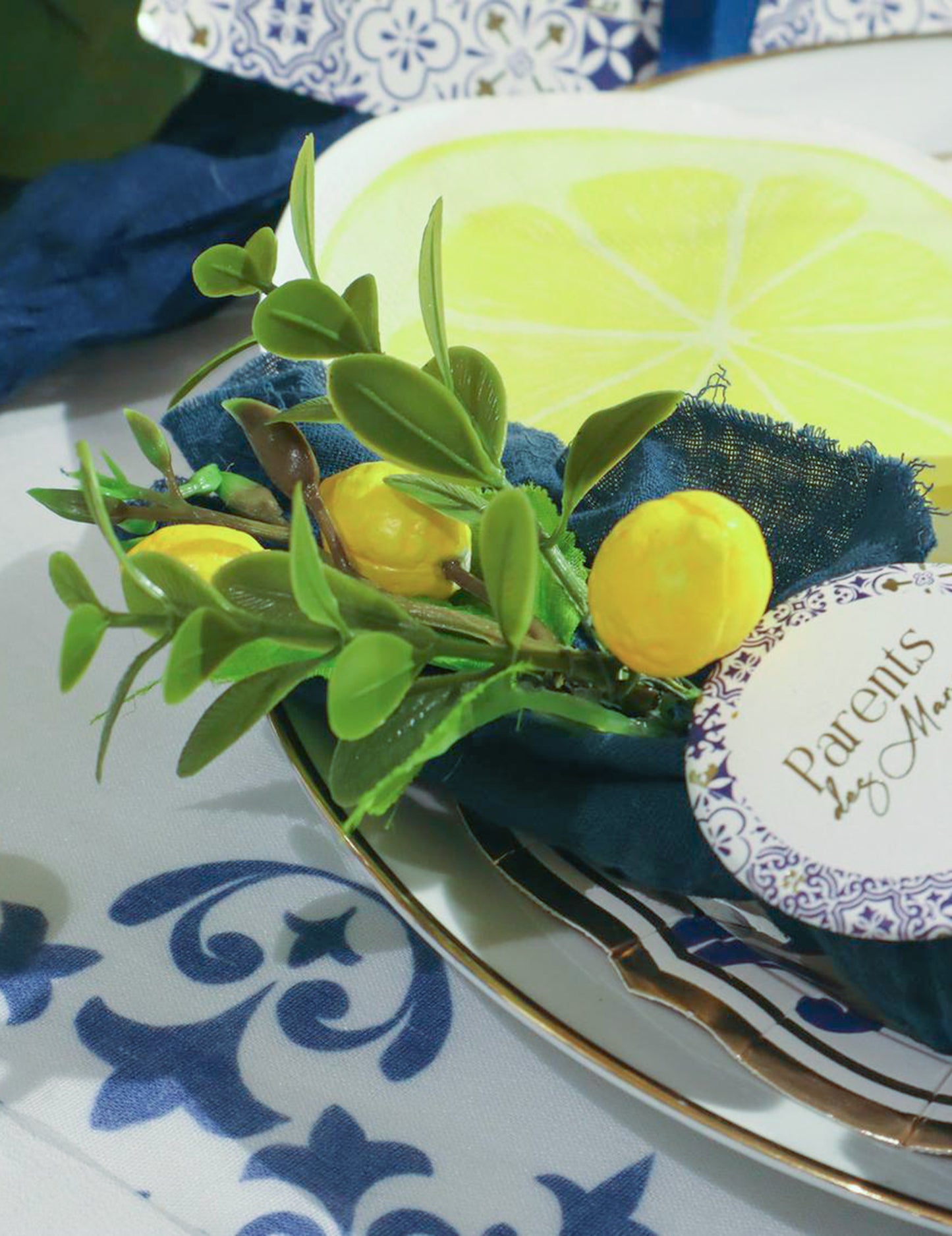 Détail de la branche de citrons et feuillage jaune et vert artificielle