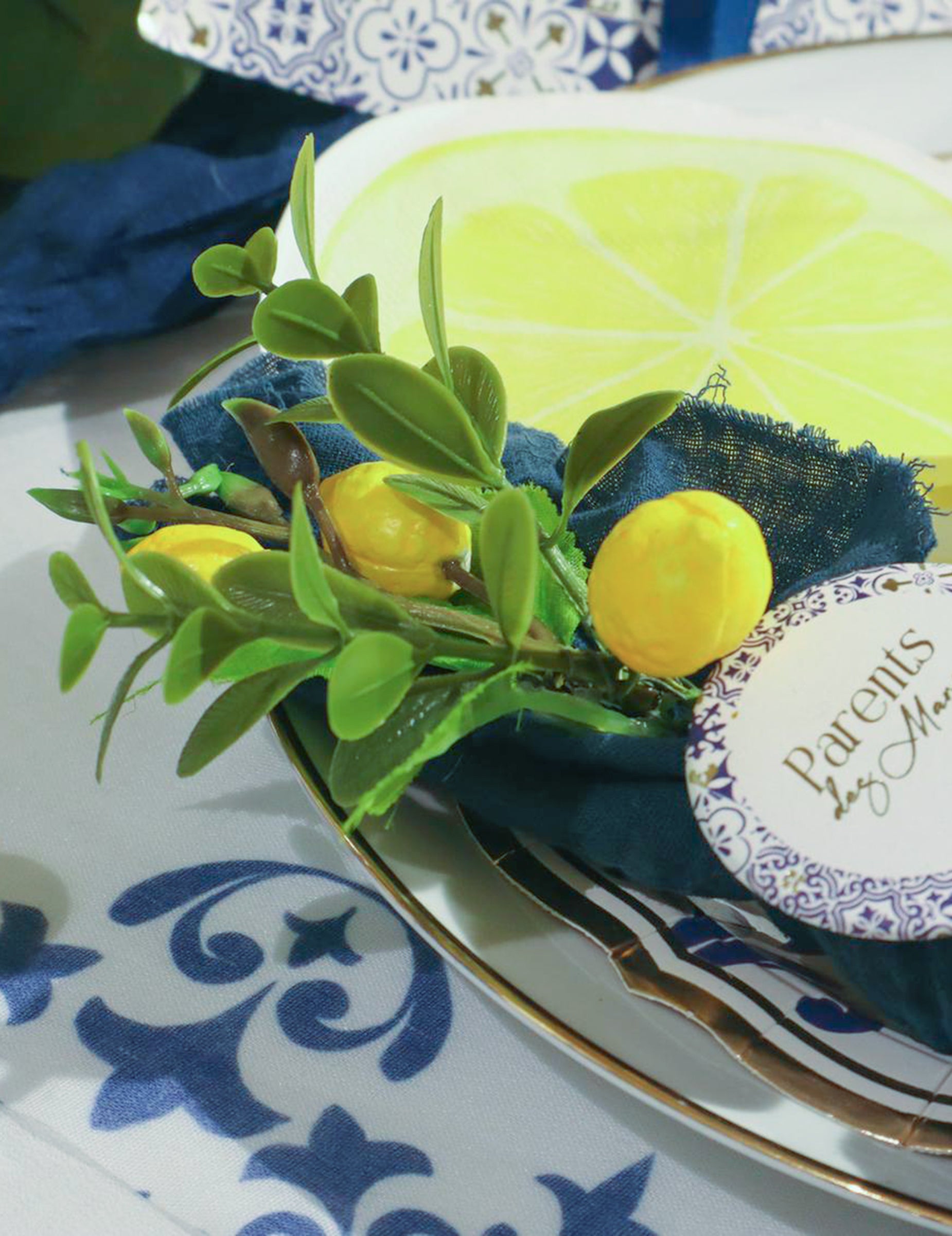 Détail de la branche de citrons et feuillage jaune et vert artificielle