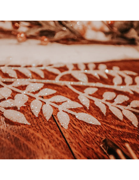 Ramură de frunziș cu sclipici alb 45 cm 