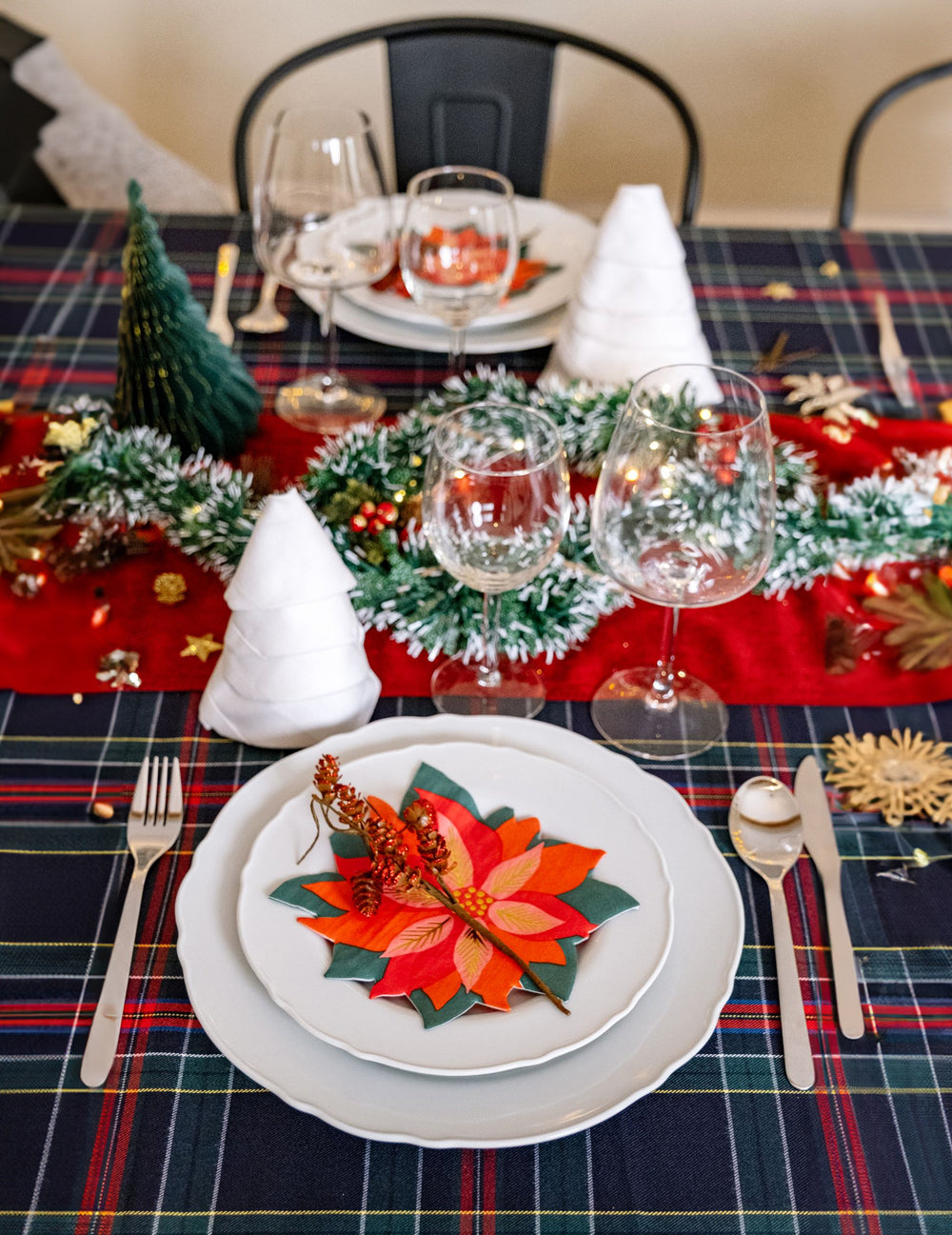 Mise en situation sur une table de fête de la branche de pommes de pin pour Noël