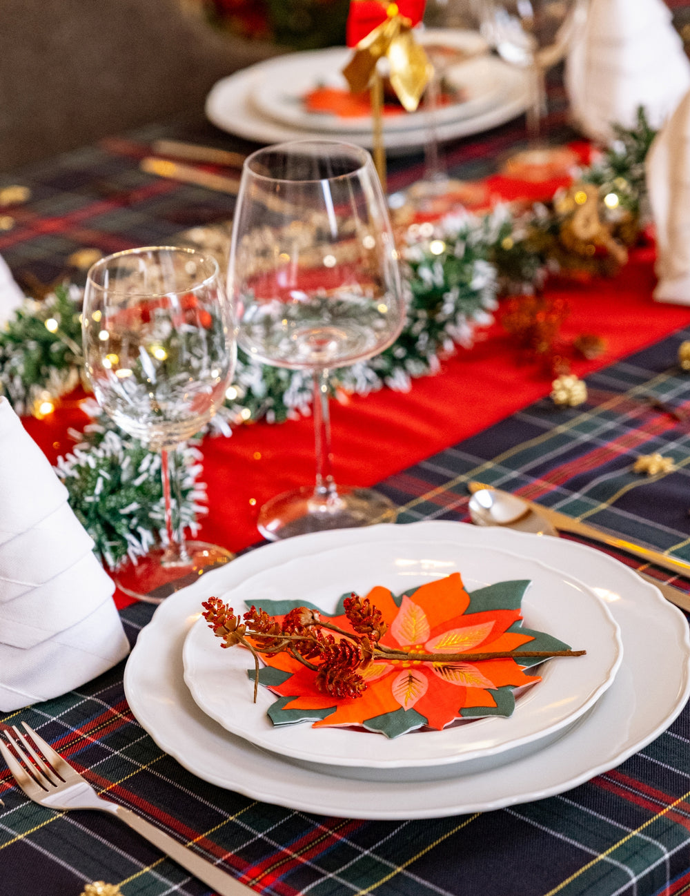 Gros plan sur l'assiette de la branche de pommes de pin pour Noël à paillettes rouges