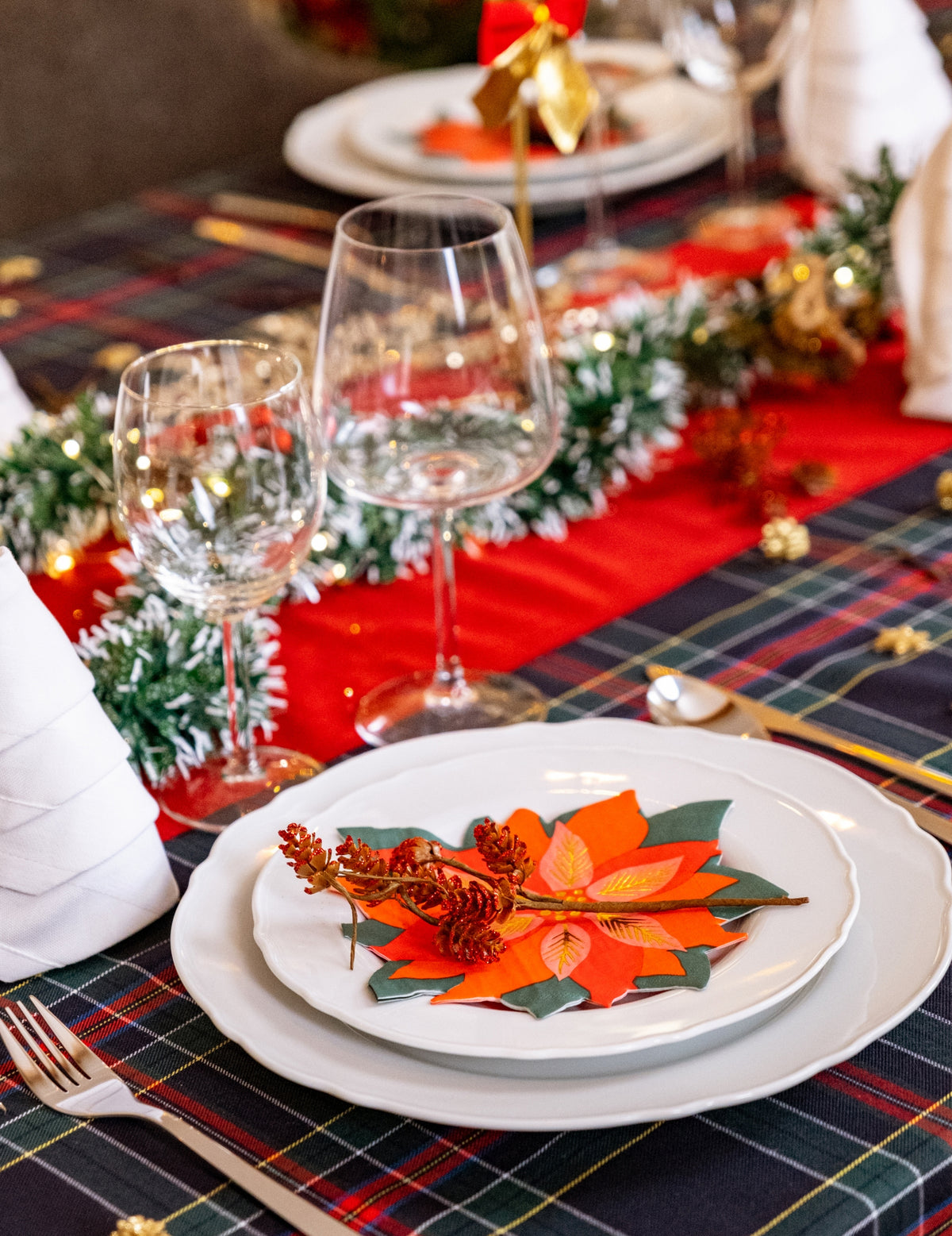 Gros plan sur l'assiette de la branche de pommes de pin pour Noël à paillettes rouges