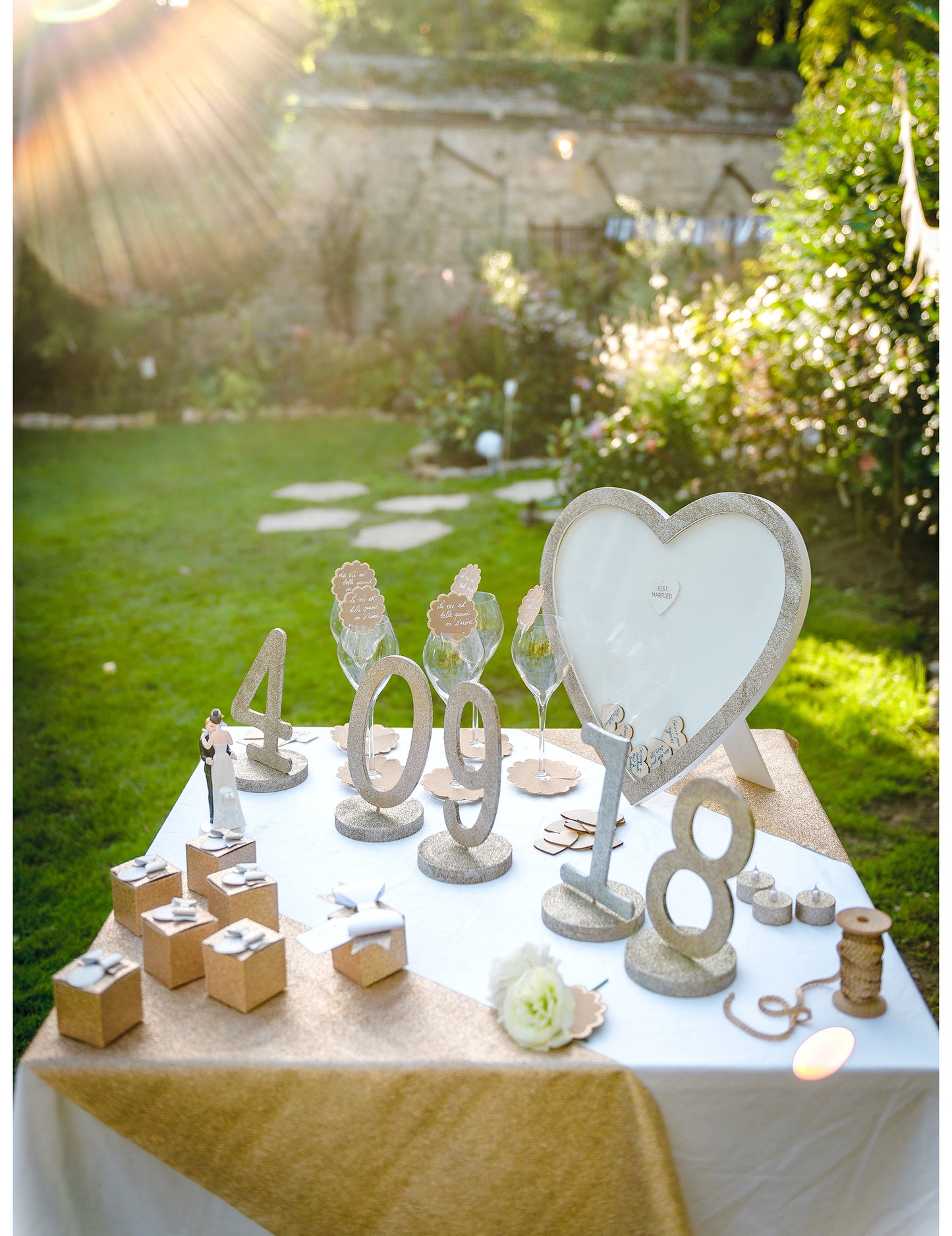 Carte de oaspeți cu ramă din cupru cu sclipici și inimioare din lemn, 37 x 40 cm cm