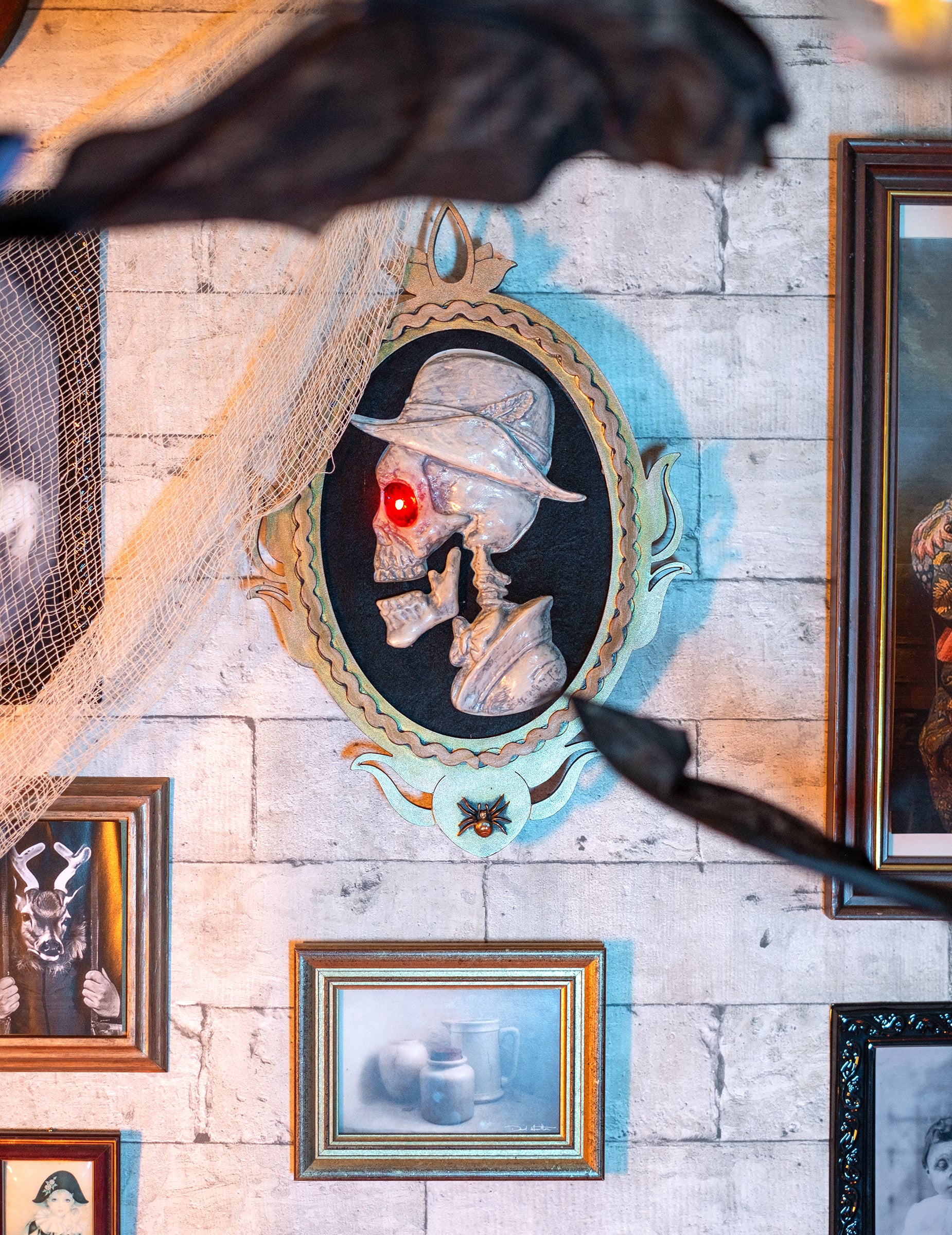 Détail de l'œil rouge lumineux du cadre portrait gentilhomme squelette