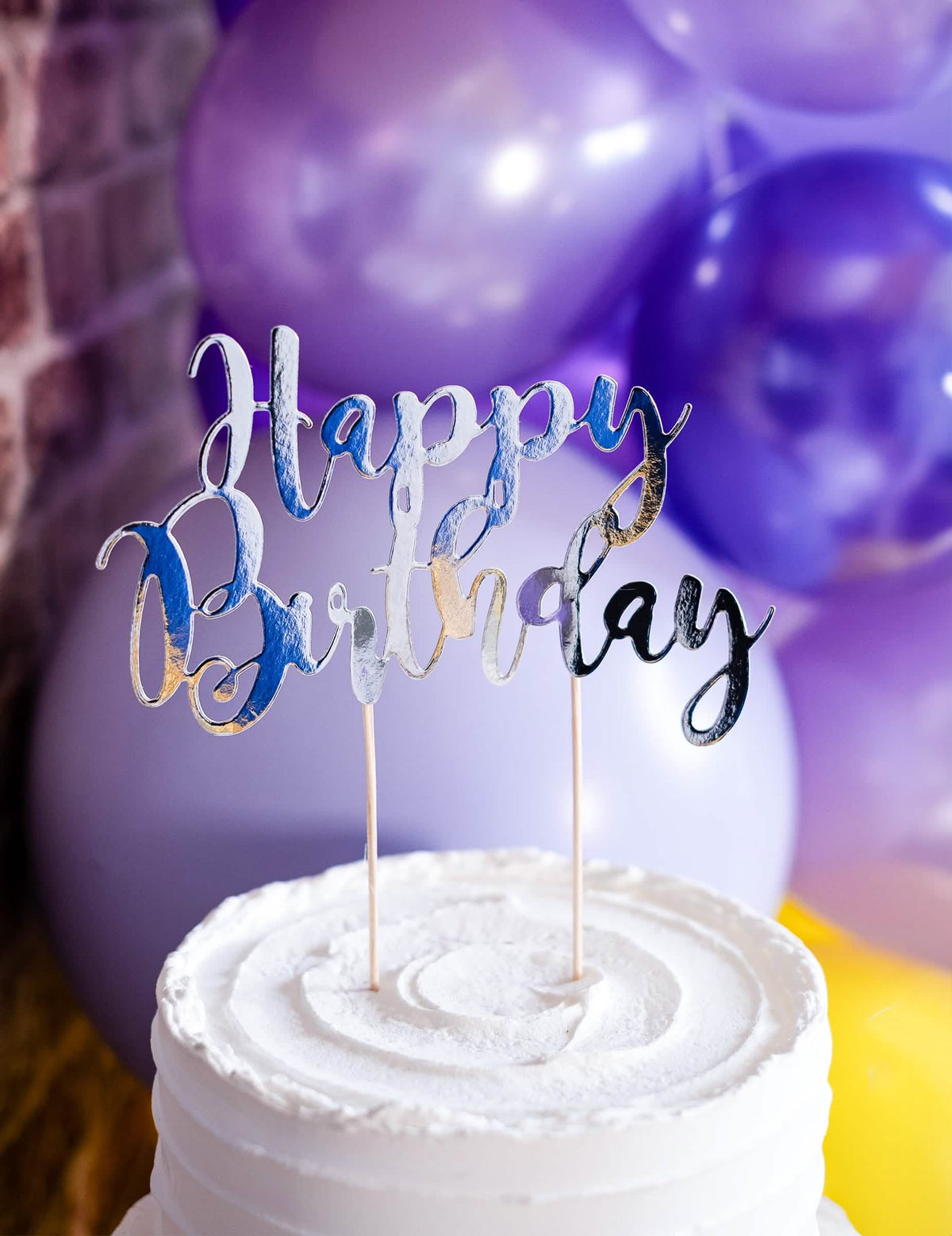 Prim-plan al cake topper-ului happy birthday argintiu metalizat