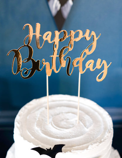 Zoom sur le lettrage du cake topper en carton Happy Birthday