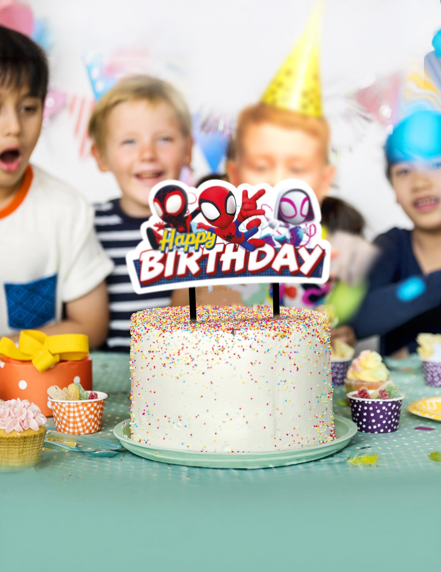 Vue en situation lors d'une fête d'anniversaire du cake topper Spidey et ses amis