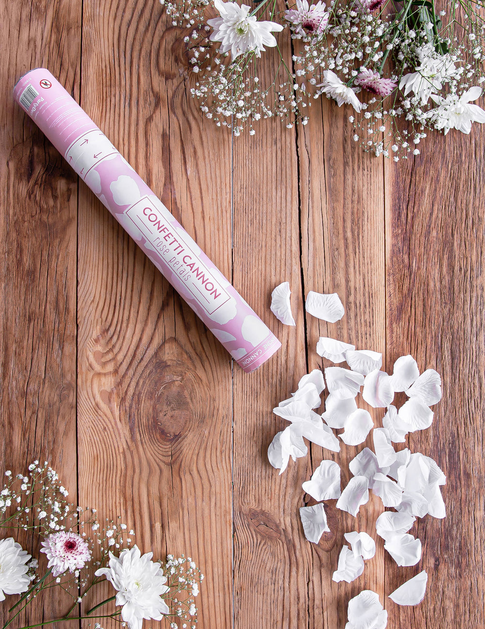 Mise en situation du canon à confettis pétales blanc