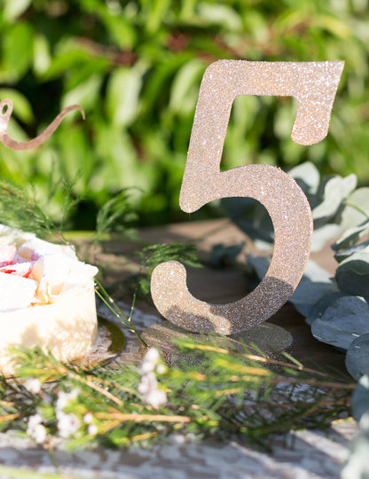 Mise en situation sur une table du centre de table chiffre 5 pour décoration