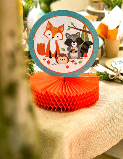 Mise en situation du centre de table en papier alvéolé animaux de la forêt pour anniversaire