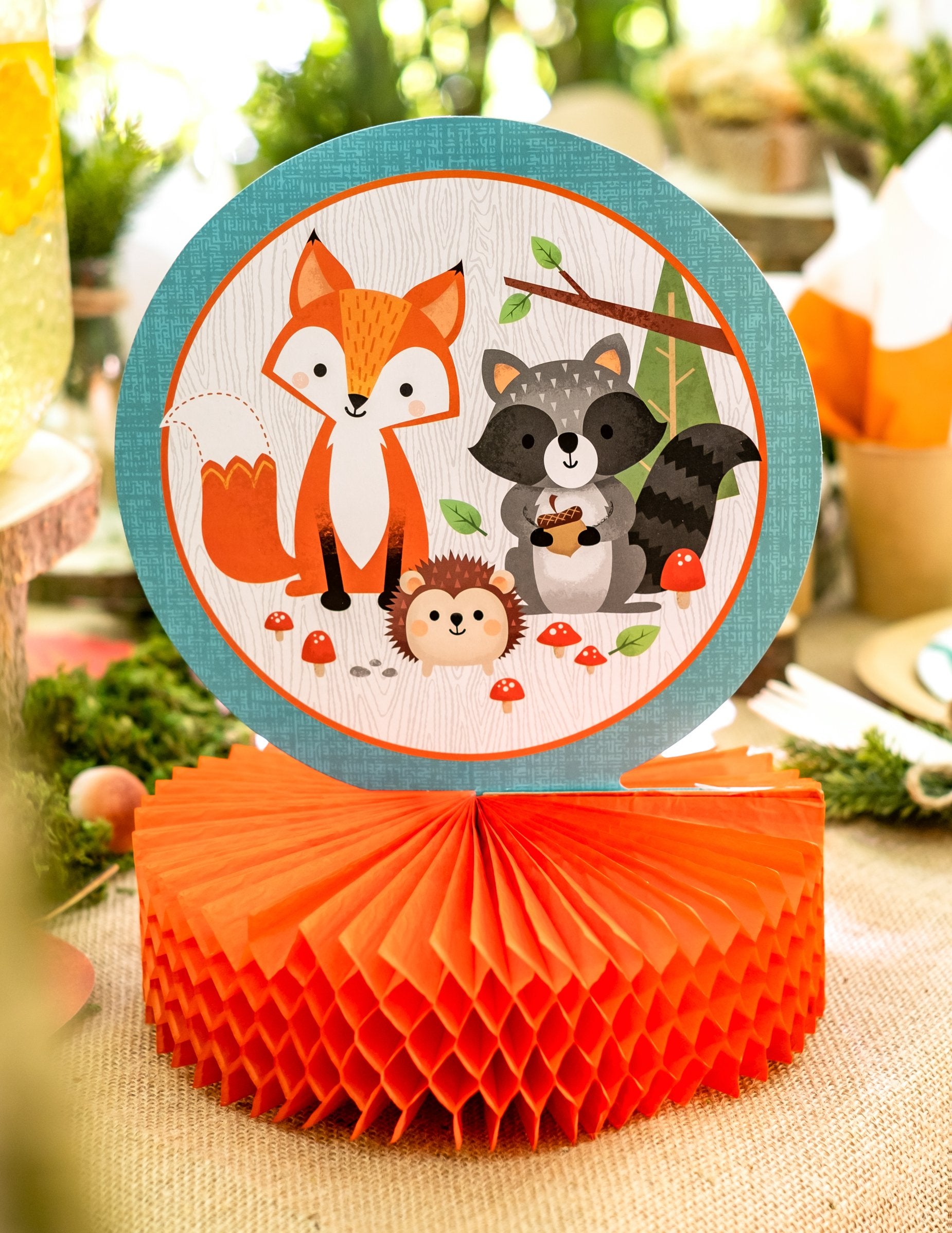 Gros plan sur l'illustration du centre de table en papier alvéolé animaux de la forêt