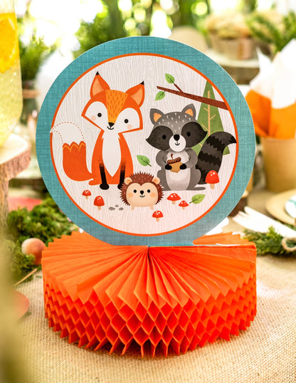 Gros plan sur l'illustration du centre de table en papier alvéolé animaux de la forêt