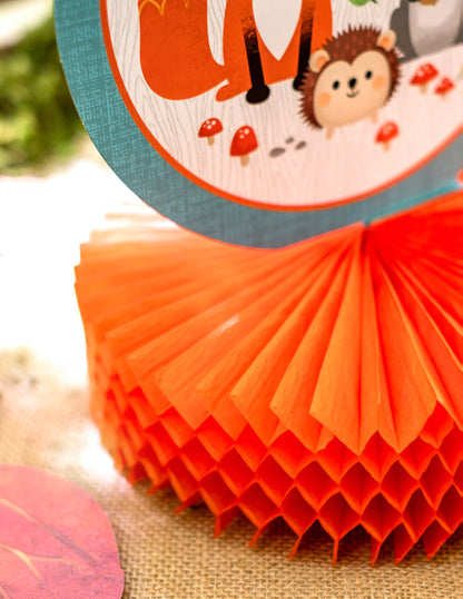Détail de la base orange du centre de table en papier alvéolé animaux de la forêt