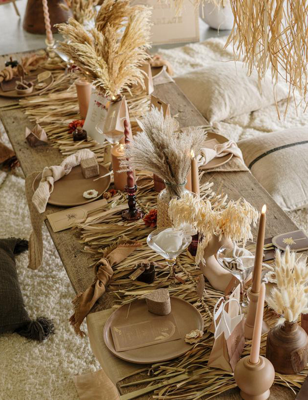 Mise en situation du centre de table feuille de palmier tressée pour décoration de fête