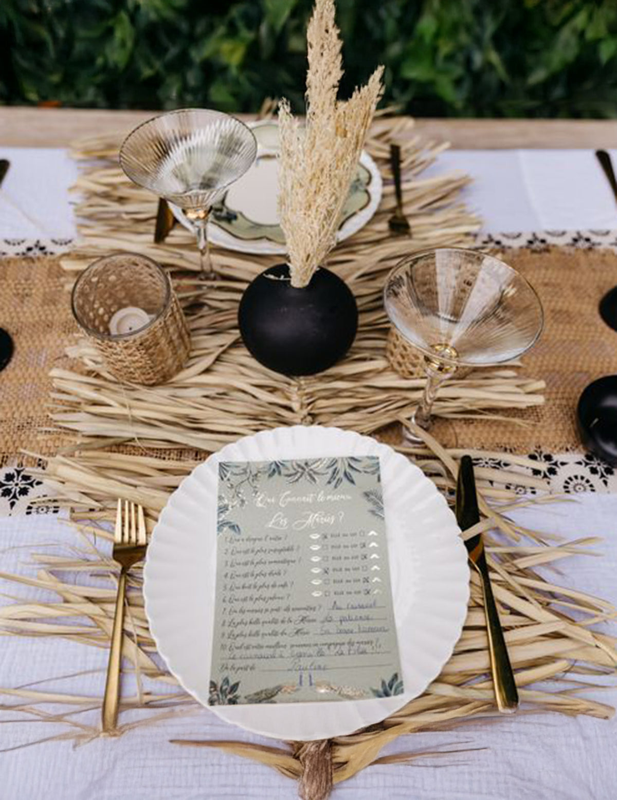Vue de dessus de l'aménagement de table du centre de table feuille de palmier tressée pour décoration de fête