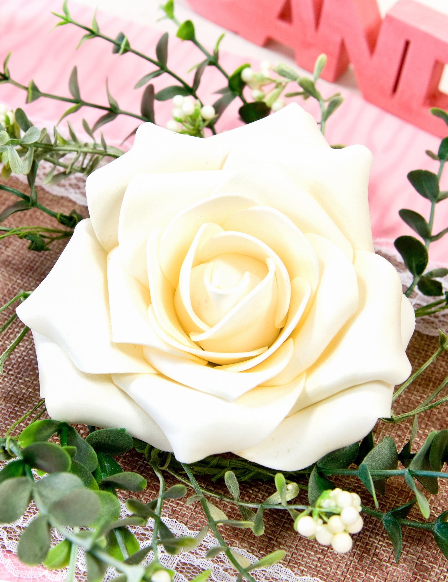 Centru de masă roz și frunze de fildeș de 18 cm