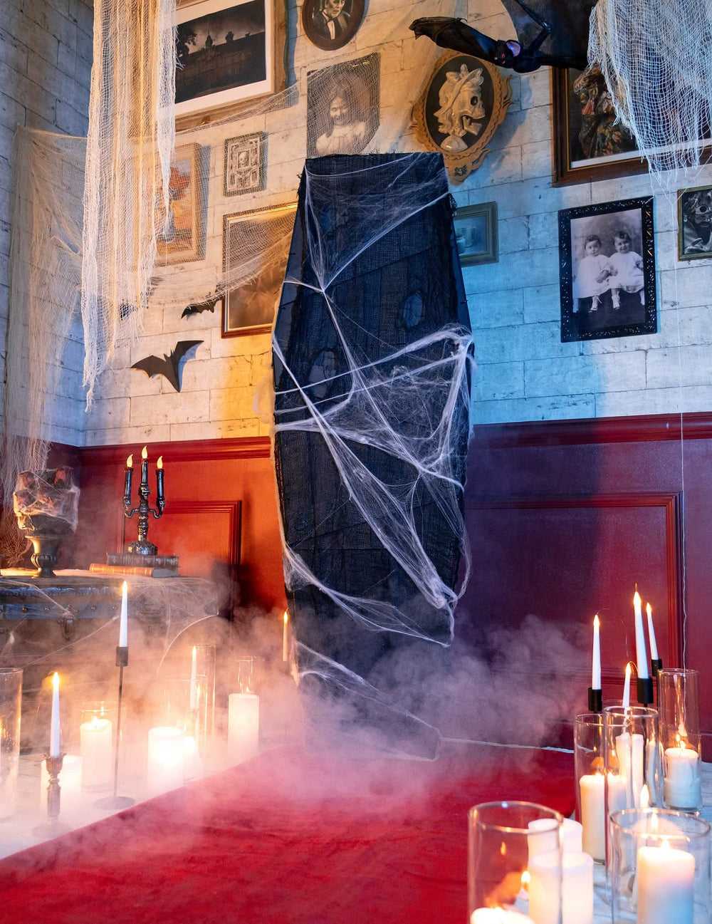 Amenajare cu lumânări și fum de sicriu halloween pentru decor cu pânză de păianjen albă