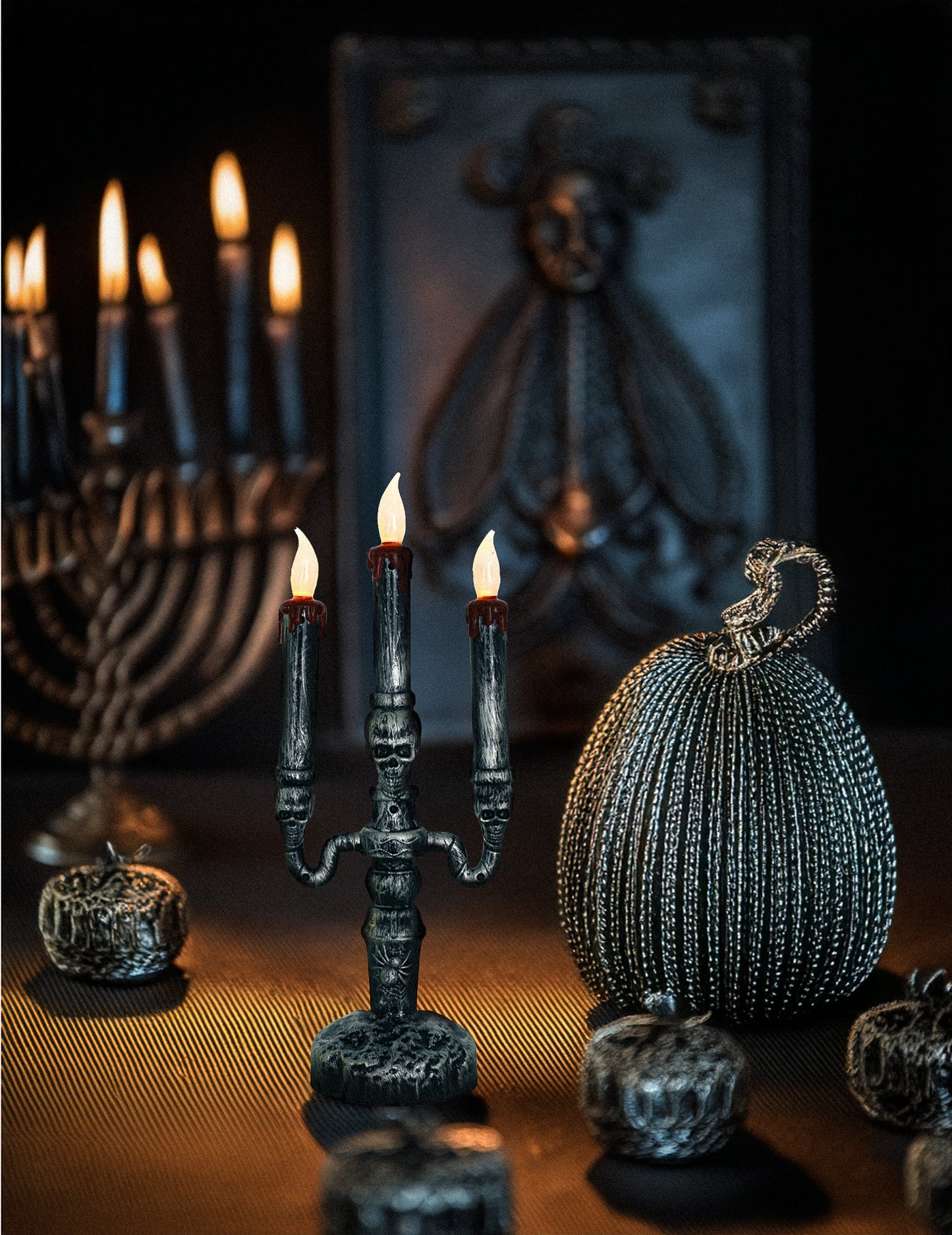 Mise en situation du chandelier à 3 branches LED têtes de mort pour Halloween