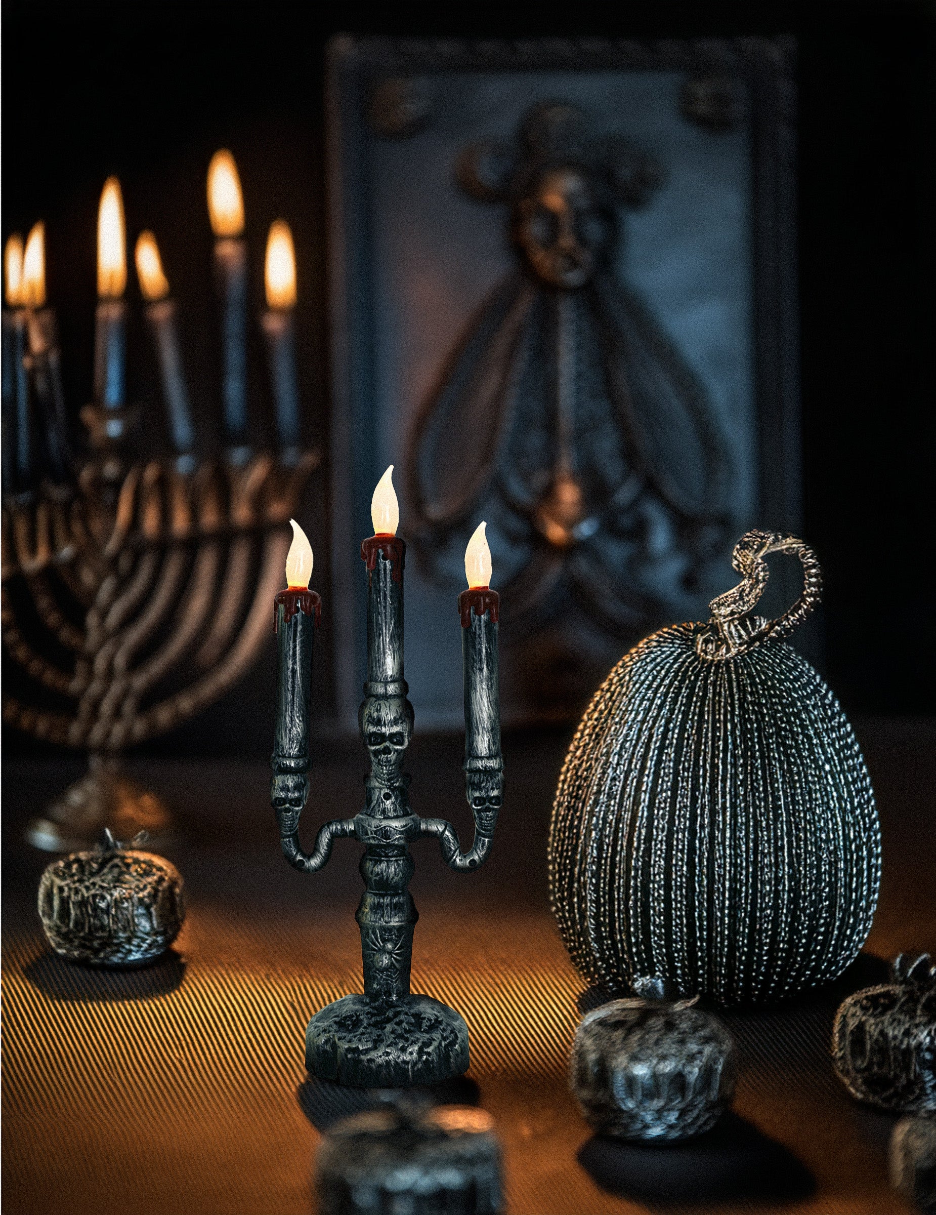Mise en situation du chandelier à 3 branches LED têtes de mort pour Halloween