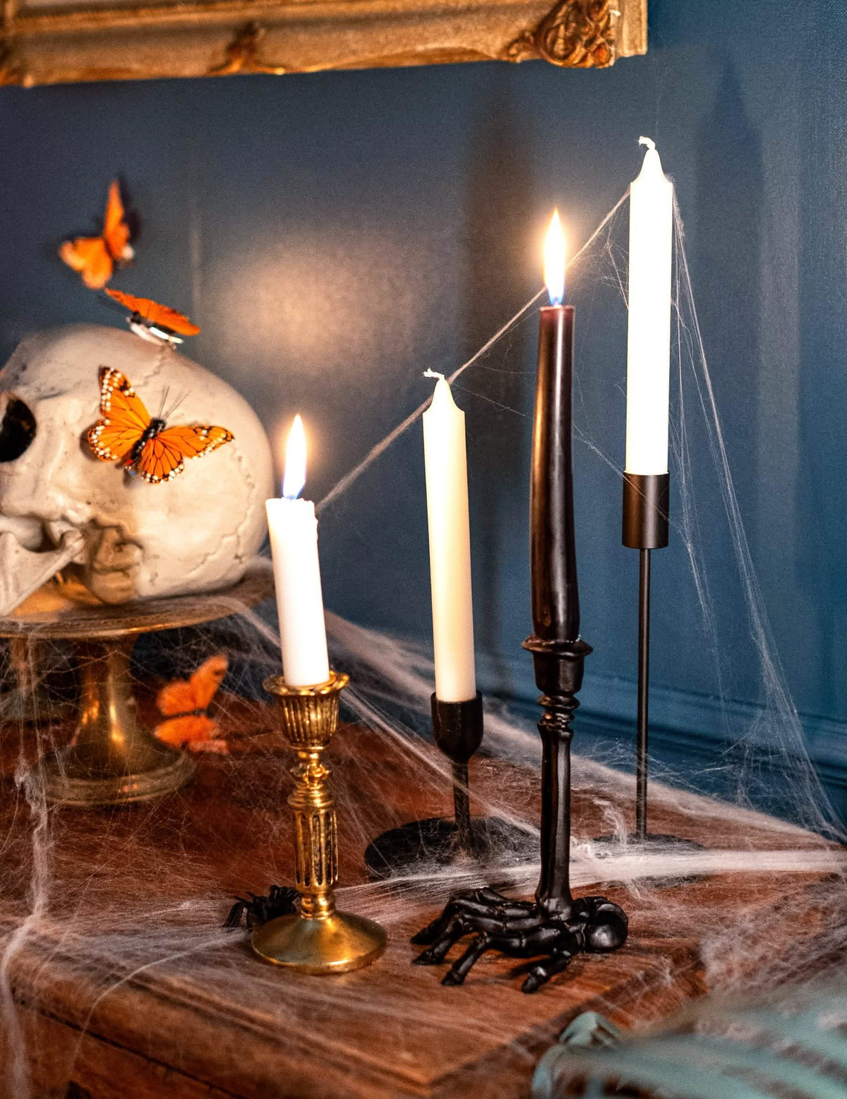 Mise en scenă cu lumânări și craniu de candelabru din rășină schelet negru