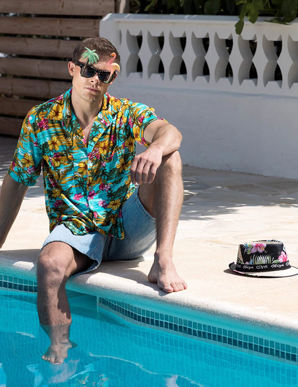 Pălărie borsalino în decor lângă o piscină Ibiza