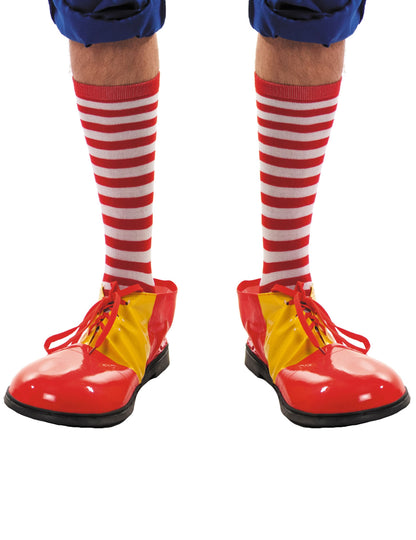 Mise en situation avec des chaussures de clown des chaussettes rayées pour adulte rouges et blanches