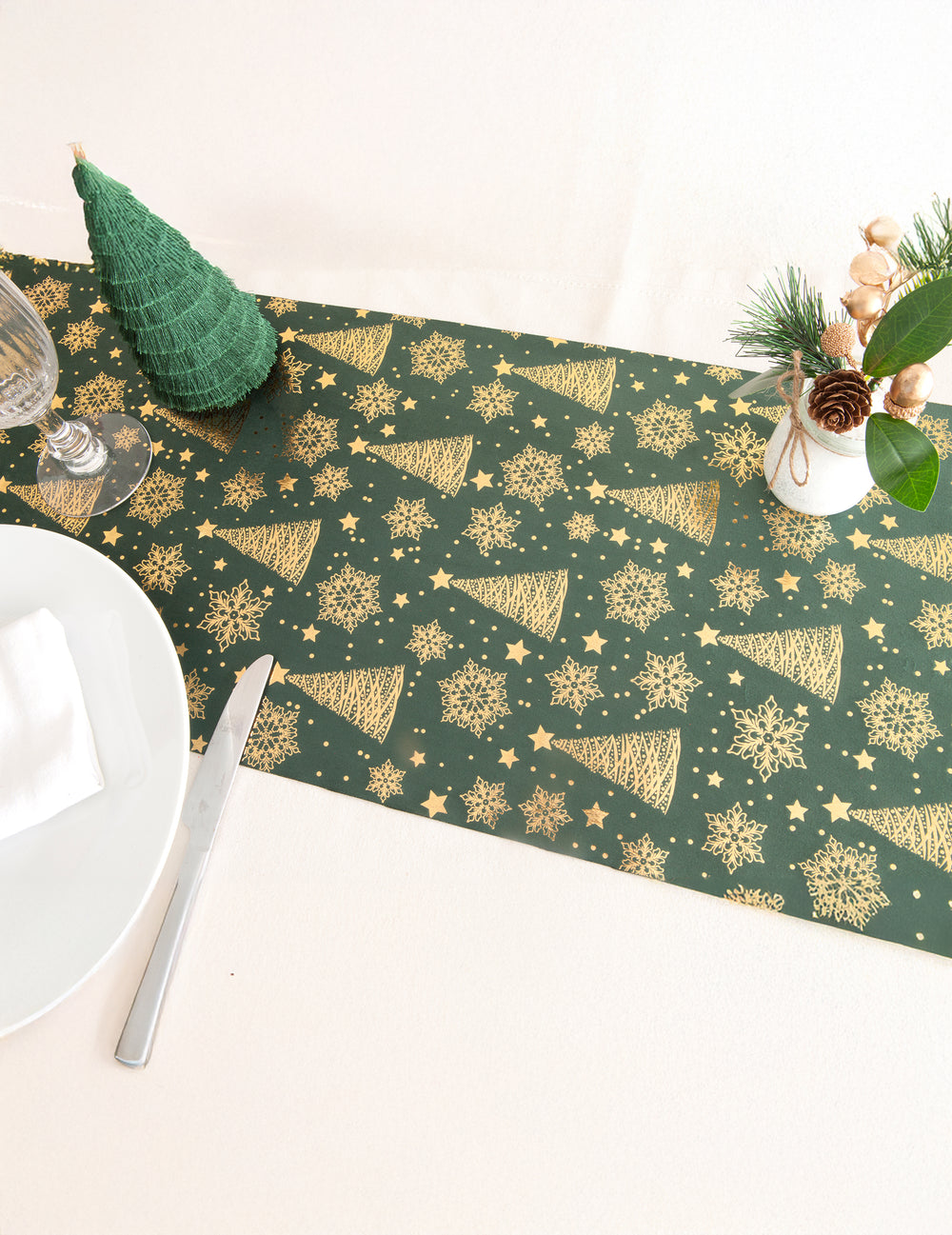 Mise en situation sur une table du chemin de table sapin
