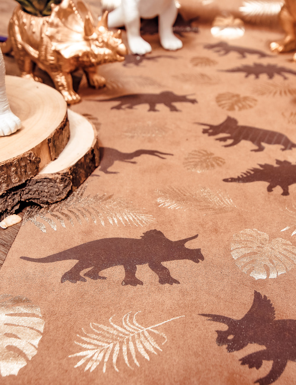 Gros plan sur les silhouettes de dinosaures du chemin de table dinosaures