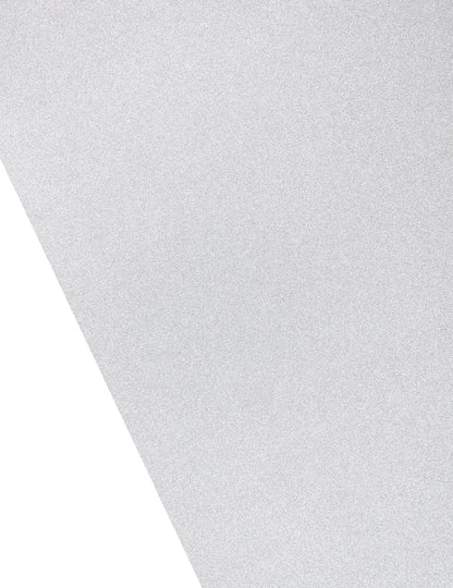 Gros plan sur la texture du chemin de table à paillettes pour décoration de fête argenté effet métal