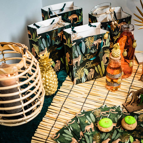 Mise en scène du chemin de table en canisse naturelle pour déco mariage jungle