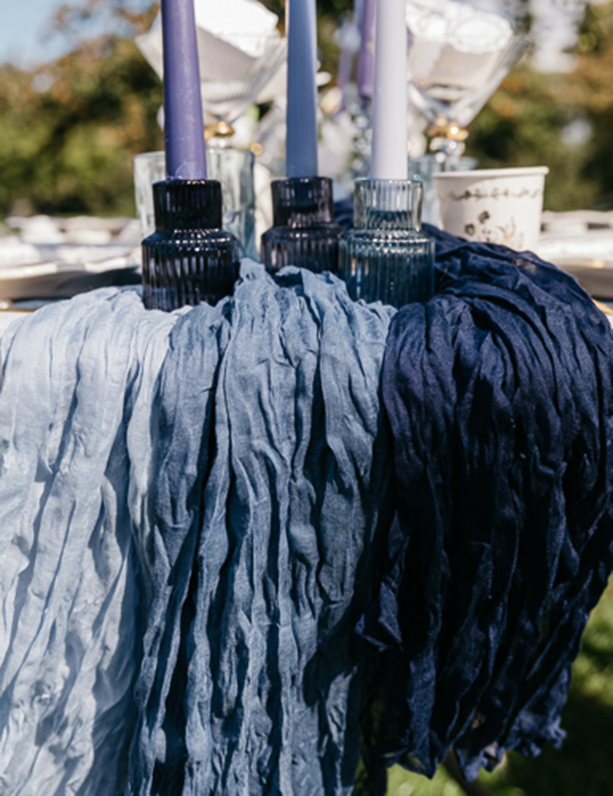Détail des nuances de bleu du chemin de table cheesecloth pour décoration de table marine