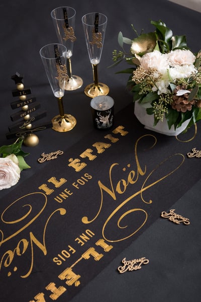 Mise en situation du chemin de table en coton il était une fois Noël