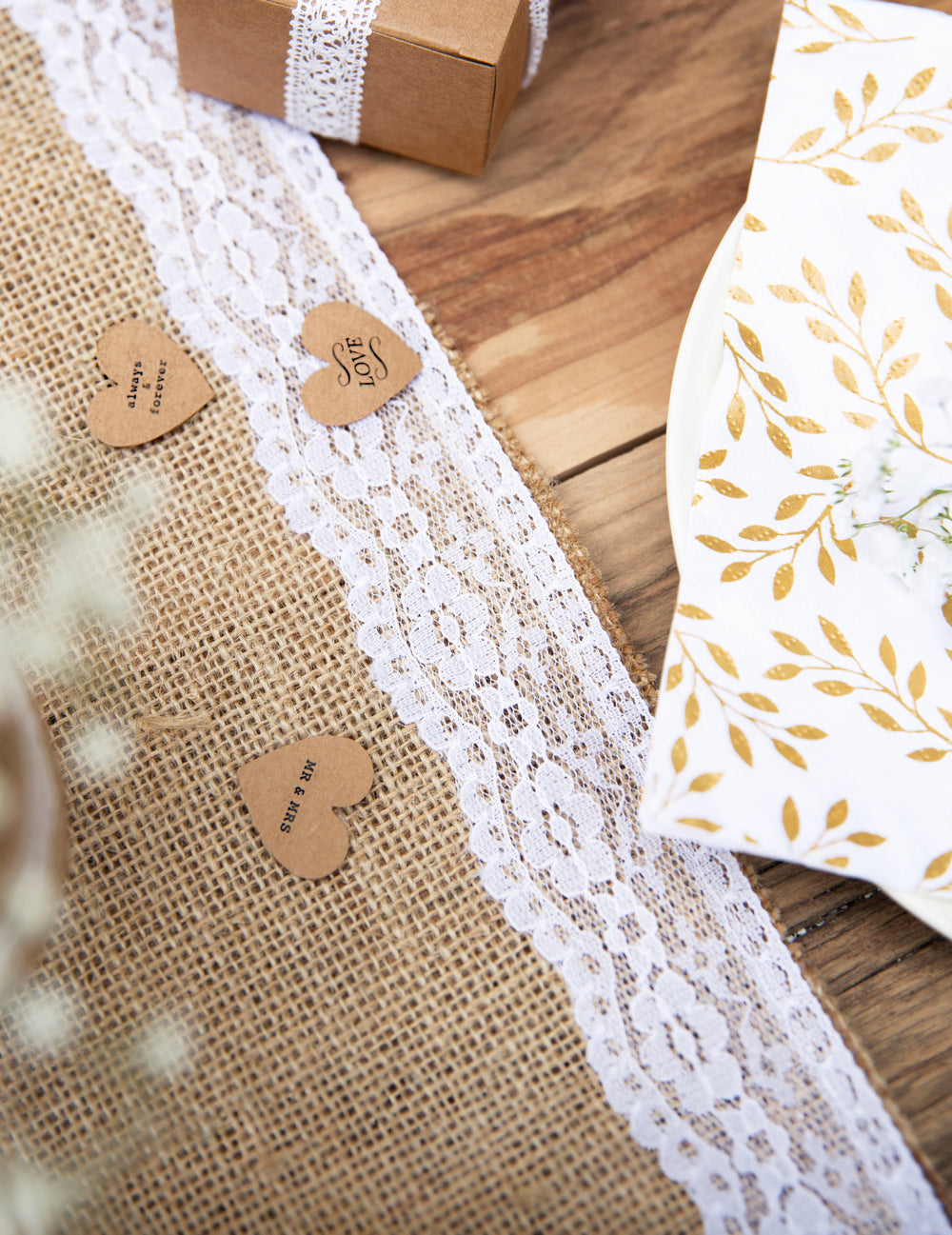 Mise en scène avec cœurs kraft et dentelle du chemin de table en jute bordures dentelle pour mariage