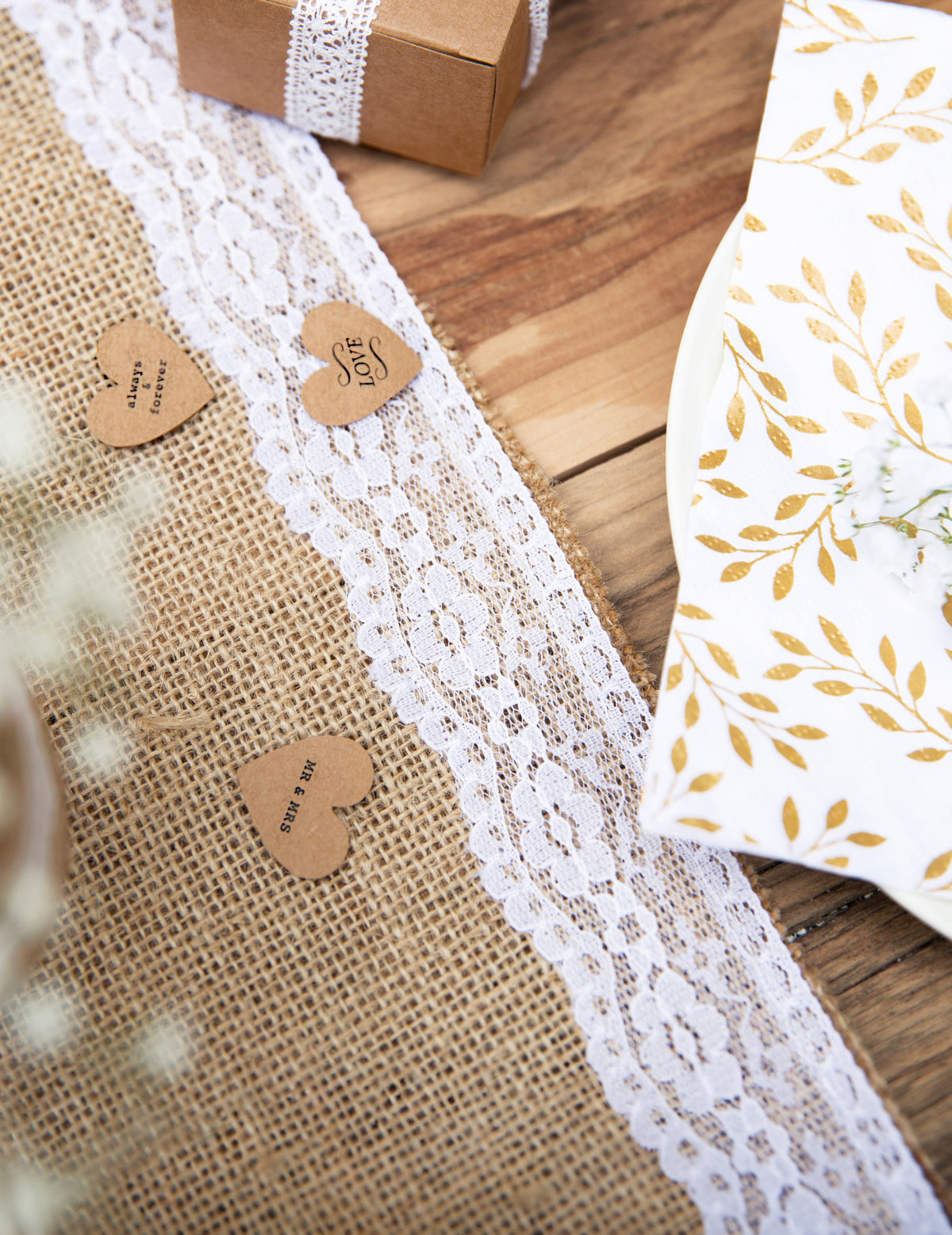 Mise en scène avec cœurs kraft et dentelle du chemin de table en jute bordures dentelle pour mariage