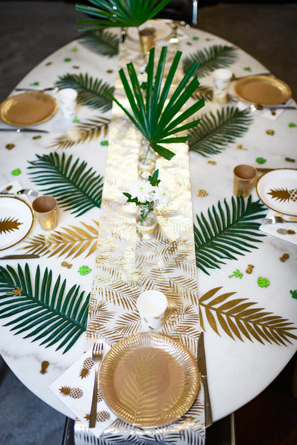 Vue d'ensemble de la table décorée du chemin de table en lin palmier doré chic et naturel