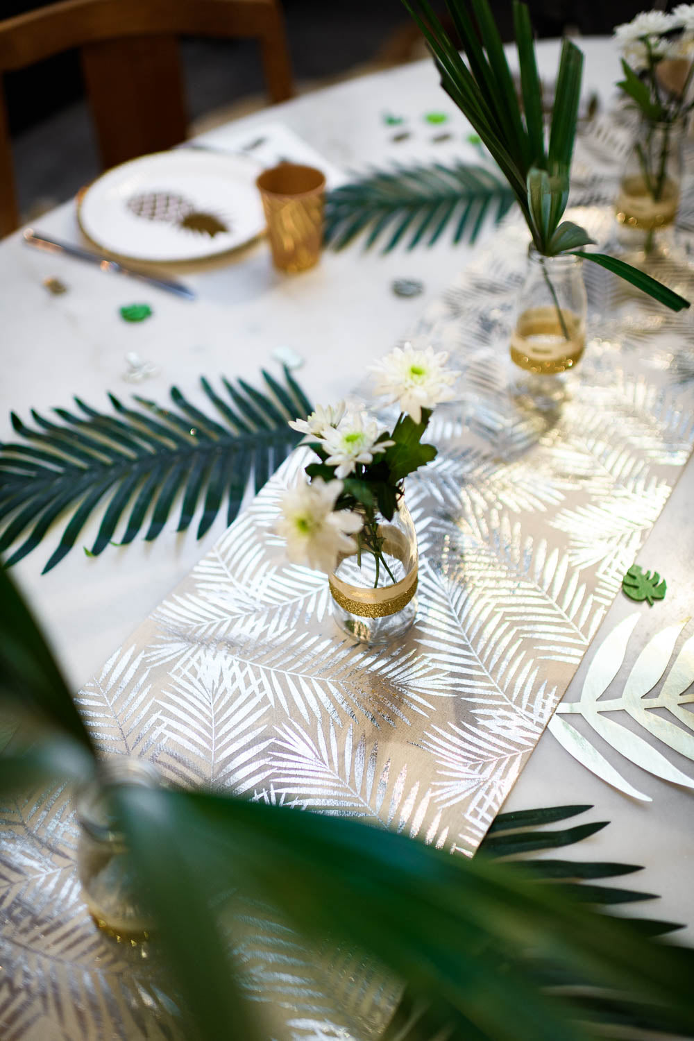 Mise en situation du chemin de table en lin palmier doré chic et naturel