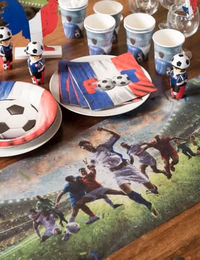 Punere în scenă a runnerului din material nețesut cu campionul de fotbal, cu veselă asortată