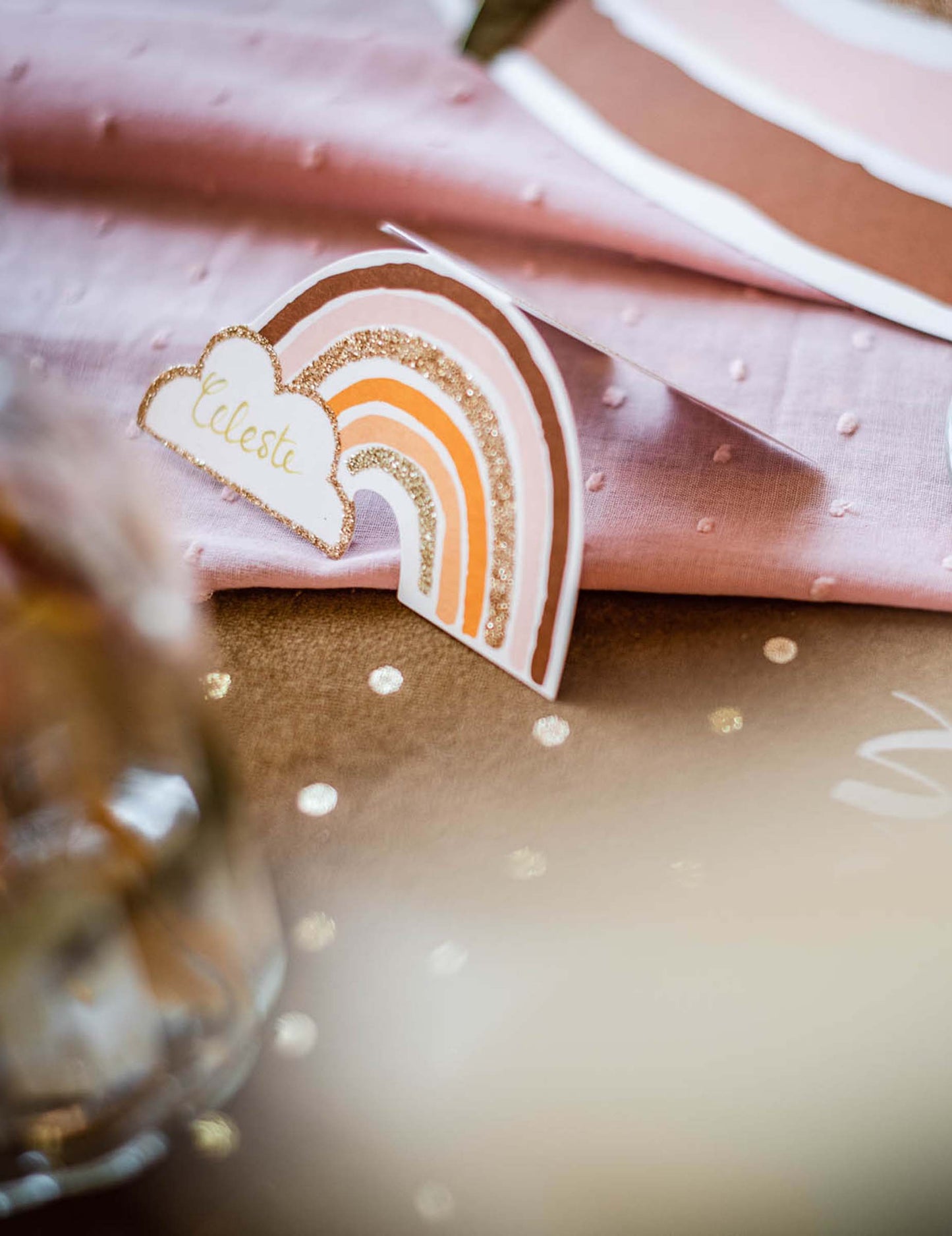 Mise en scène décorative du chemin de table plumetis pour décoration vieux rose
