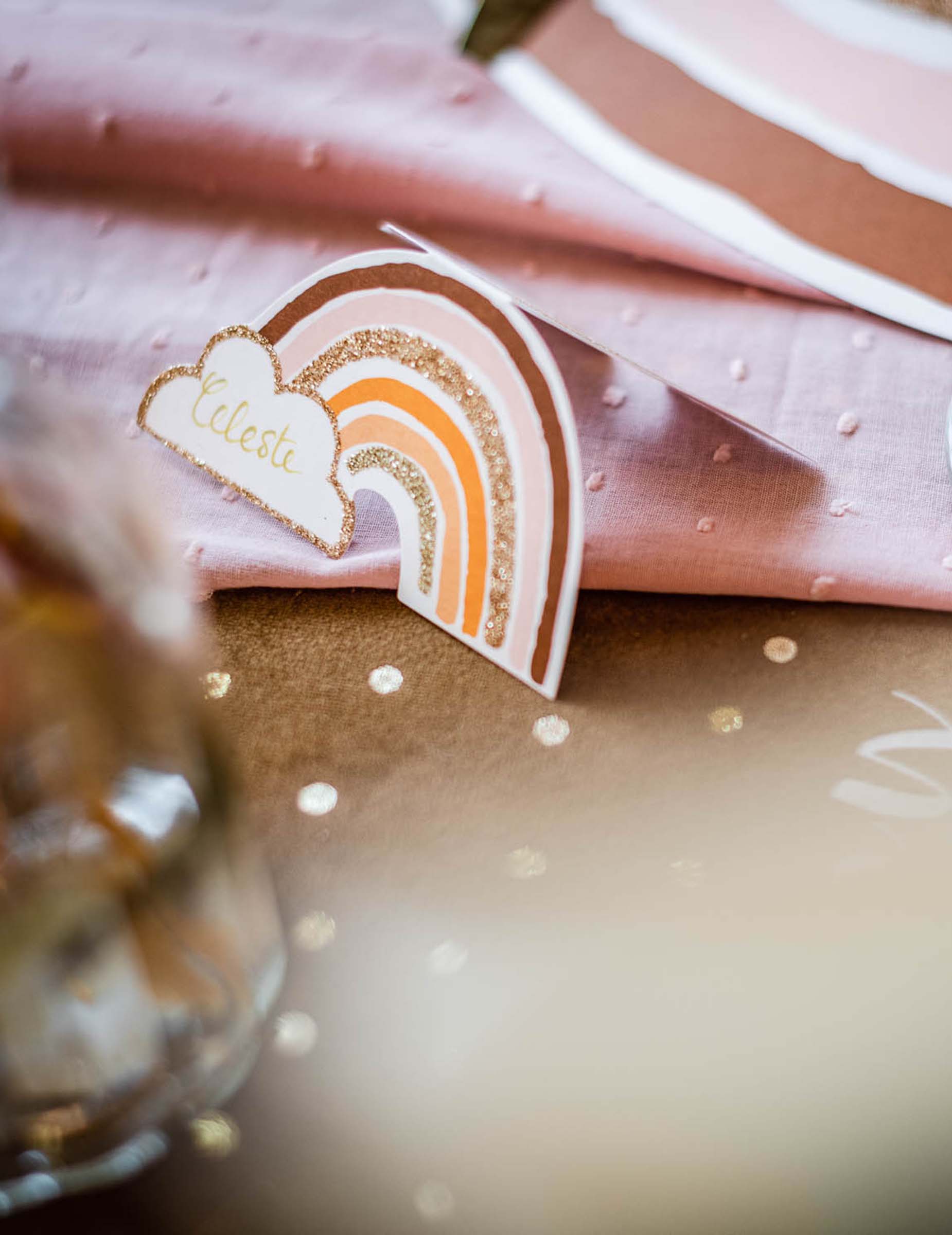 Mise en scène décorative du chemin de table plumetis pour décoration vieux rose